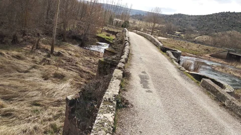 Perspectiva longitudinal del paso estrecho sobre el Puente del Canto hacia la vega de Barbadillo