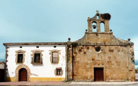 Fachada de sillería con espadaña y nido de cigüeña de la iglesia de la Trinidad en Barbadillo