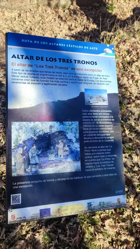 Panel informativo sobre el uso y orientación del santuario Altar de los Tres Tronos en Gete