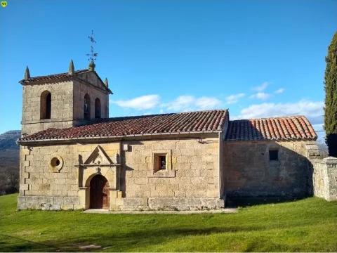 Fachada lateral de sillería y torre campanario con remate piramidal de la iglesia de Gete