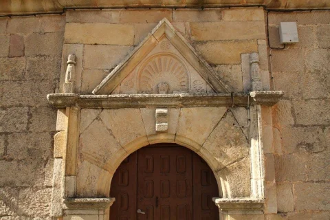 Portada renacentista con tímpano avenerado y pináculos de la iglesia parroquial de Gete
