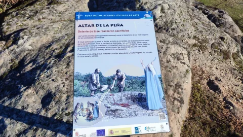 Panel informativo sobre los rituales y sacrificios en el Altar de la Peña en Gete