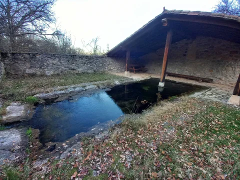 Cubierta a un agua y pilares de madera sobre la balsa del lavadero de San Miguel