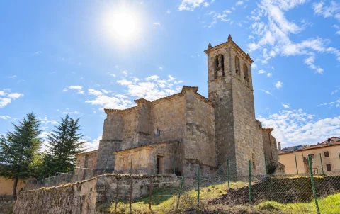 Ábside poligonal y robusta torre campanario de sillería de la iglesia de Pinilla de los Barruecos