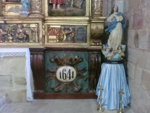 Cartela dorada con el año 1641 en el sotabanco junto a una talla exenta de la Inmaculada Concepción