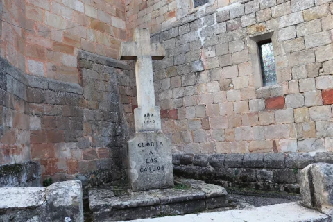 Cruz monumental de piedra fechada en 1945 adosada al muro de la iglesia de Pinilla de los Barruecos