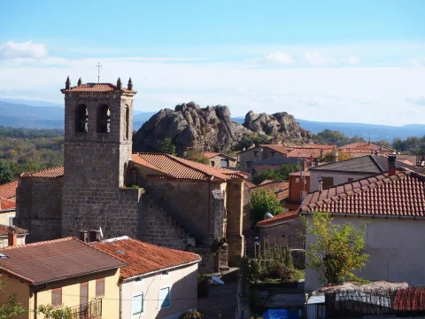 Perspectiva de tejados tradicionales, la torre de la iglesia de San Cristóbal y los riscos en Pinilla