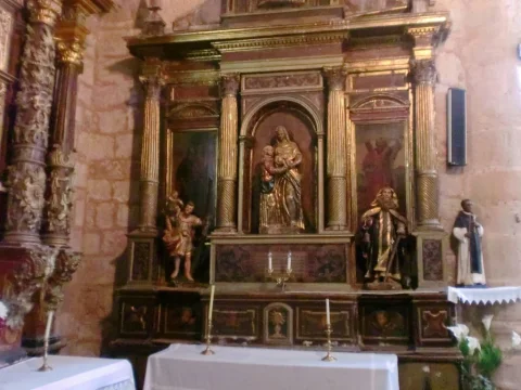 Retablo lateral de madera dorada con hornacina central de la Virgen y el Niño en la iglesia de Pinilla