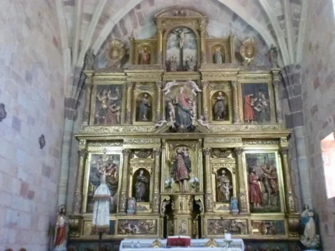 Retablo mayor dorado de dos cuerpos y tres calles presidido por San Cristóbal en la iglesia de Pinilla