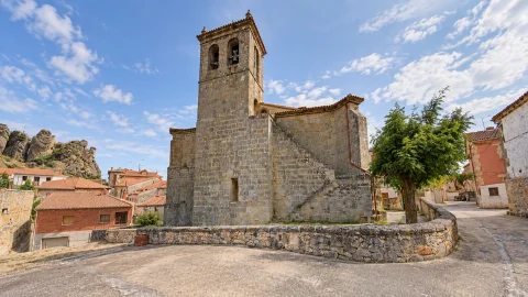 Torre campanario de sillería y muro exterior de la iglesia de San Cristóbal en Pinilla de los Barruecos