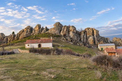 Ermita encalada de San Roque situada en la falda de las formaciones rocosas en Pinilla de los Barruecos