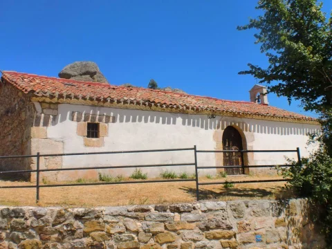 Fachada encalada con puerta de arco de medio punto y espadaña en la Ermita de San Roque