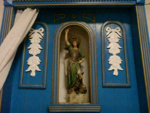 Hornacina del retablo de madera azul con escultura policromada de San Miguel Arcángel en la ermita