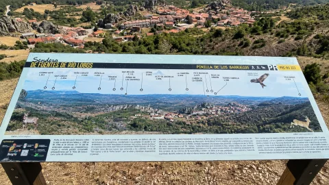 Panel panorámico interpretativo sobre el valle y las cumbres de la Demanda en Pinilla de los Barruecos