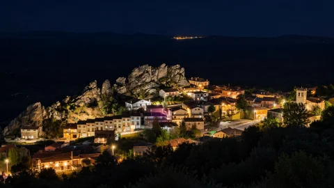 Vista nocturna desde el Mirador de Pinilla de los Barruecos en una noche cerrada con poca luz