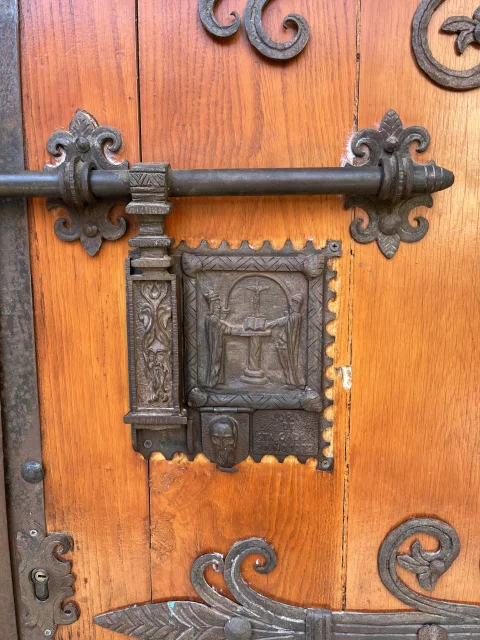Cerrojo de forja con el relieve de la Jura de Santa Gadea
