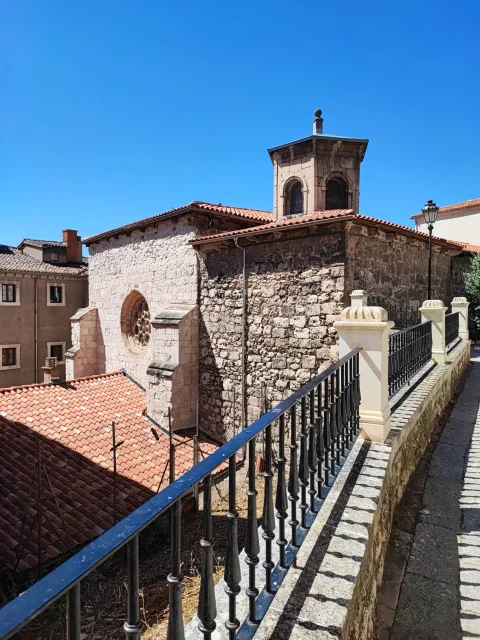 Muros de piedra y cubierta de teja de la Iglesia de Santa Águeda vistos desde la barandilla superior