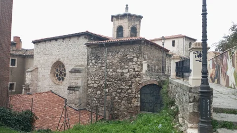 Parte posterior de la Iglesia de Santa Águeda mostrando un rosetón de piedra y la linterna superior
