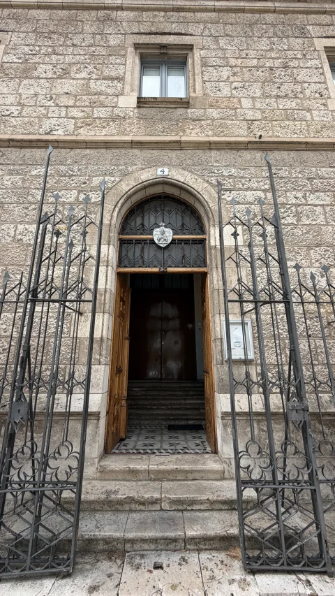 Detalle de la entrada con verjas del Monasterio de la Visitación de Santa María