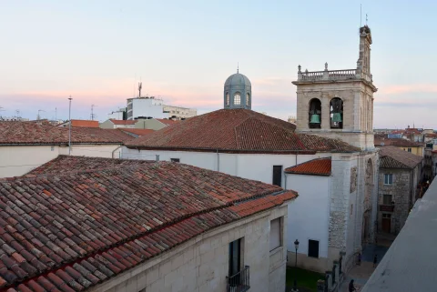 Cúpula y campanario de la Iglesia de San Lorenzo el Real de Burgos sobre los tejados del casco