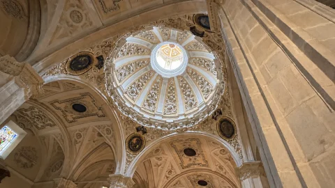 Cúpula encintada barroca con ornamentación de yeserías y linterna central en la Iglesia de San Lorenzo Real