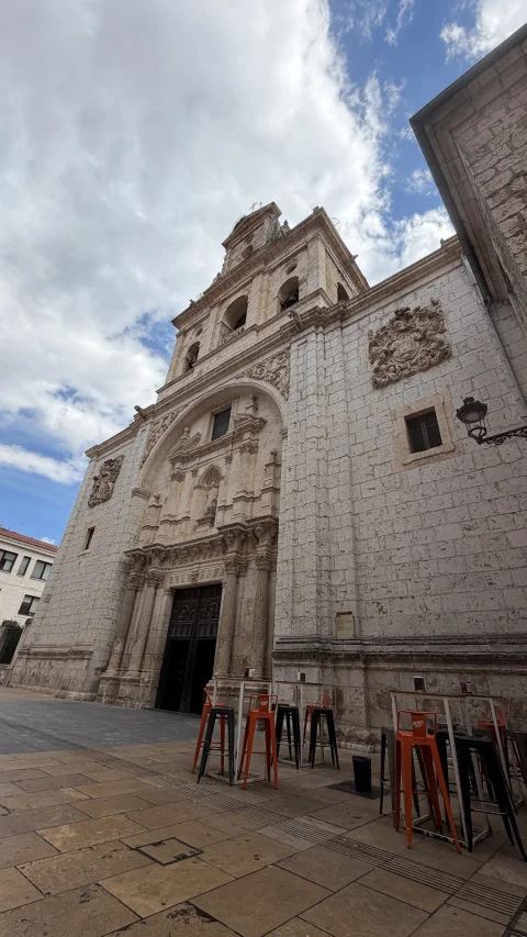 Fachada principal de piedra y espadaña campanario de la Iglesia de San Lorenzo Real vista desde la plaza