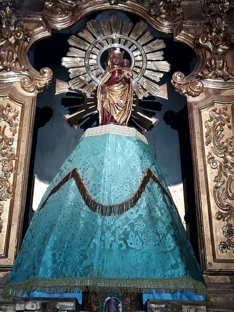Imagen de la Virgen con el Niño con ráfaga de plata en la Iglesia de San Lorenzo el Real de Burgos