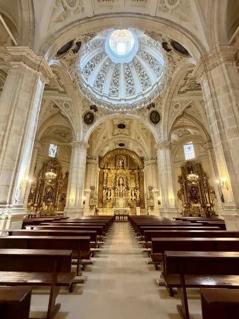 Interior de la Iglesia de San Lorenzo el Real de Burgos: la cúpula y el retablo mayor