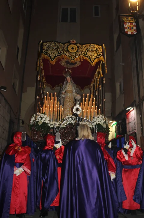 Paso de palio de Semana Santa saliendo de la Iglesia de San Lorenzo el Real de Burgos