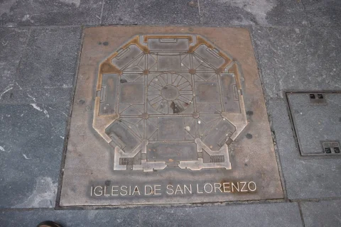 Placa de bronce en el suelo con el mapa de la planta arquitectónica de la Iglesia de San Lorenzo Real en Burgos