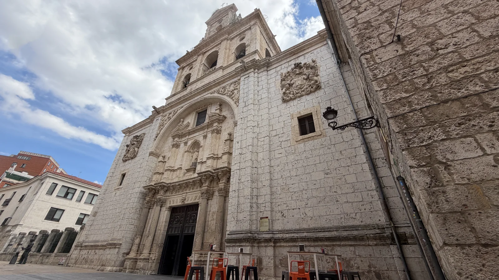Iglesia de San Lorenzo el Real de Burgos: la fachada barroca vista desde la calle San Lorenzo