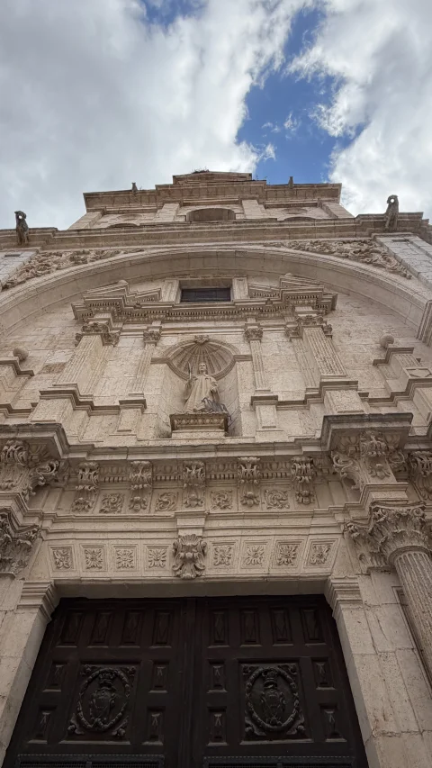 Portada barroca de la Iglesia de San Lorenzo el Real de Burgos, con la hornacina del santo
