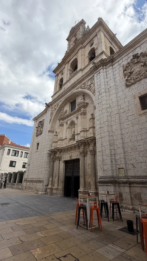 Portada y fachada de sillería de la Iglesia de San Lorenzo Real en el centro histórico de Burgos