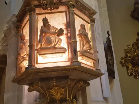 Púlpito de alabastro de la Iglesia de San Lorenzo el Real de Burgos, con Moisés y las Tablas