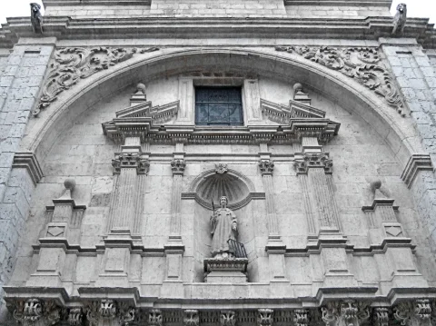 San Lorenzo con la palma y la parrilla en la portada de su iglesia de Burgos
