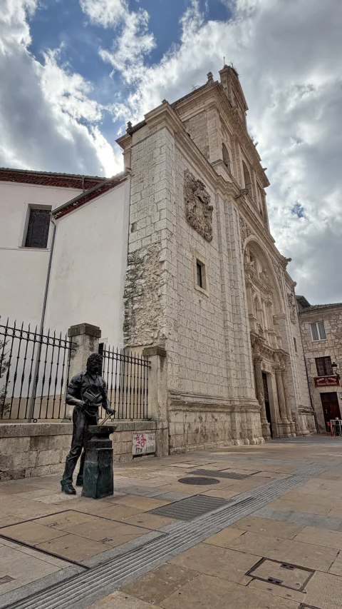 Qué ver en Burgos: la Iglesia de San Lorenzo el Real con la Estatua del Herrero ante su verja