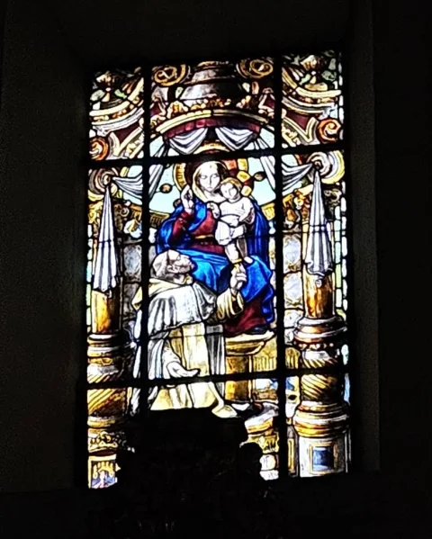 Vidriera de la Iglesia de San Lorenzo el Real de Burgos con la Virgen y el Niño