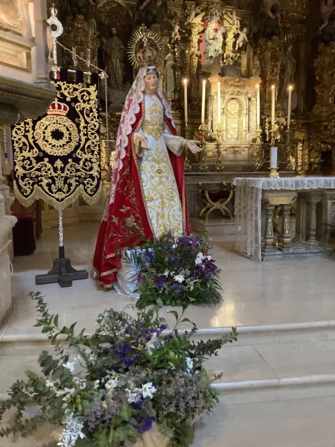 Virgen de vestir y estandarte de cofradía en la Iglesia de San Lorenzo el Real de Burgos
