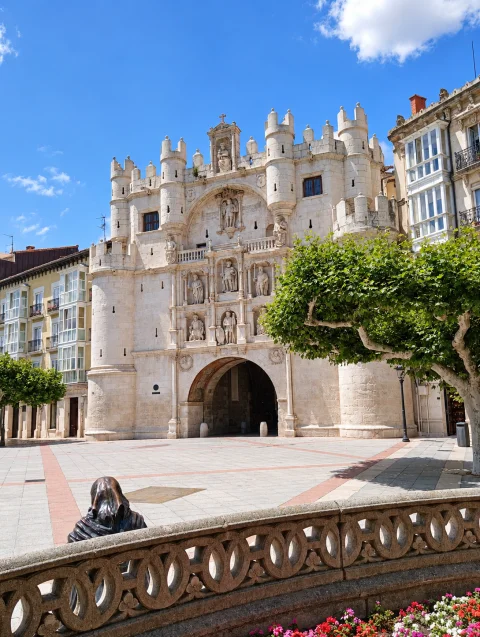 Arco de Santa María (fachada meridional vista desde el Paseo del Espolón)