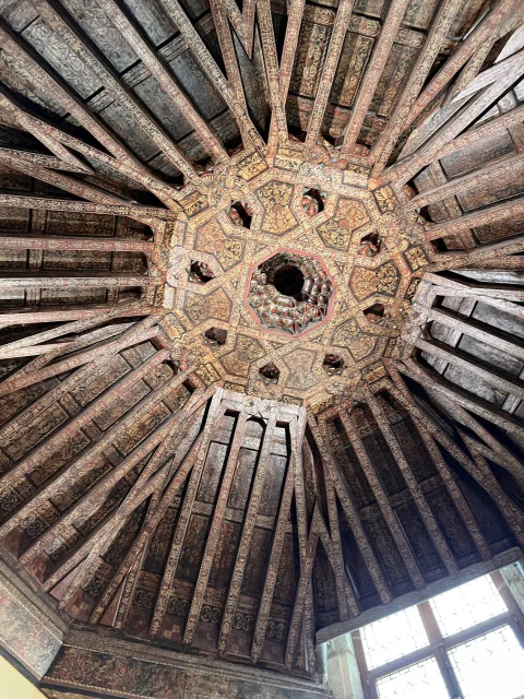Artesonado mudéjar de madera con lacería geométrica en forma de estrella de ocho puntas y pintura dorada