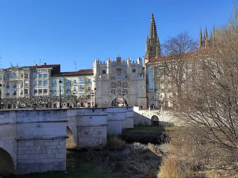 Panorámica del Arco y Puente de Santa María con las agujas góticas de la catedral elevándose al fondo