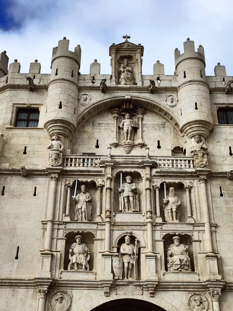 Portada renacentista del Arco de Santa María con hornacinas de héroes castellanos, Carlos V y la Virgen