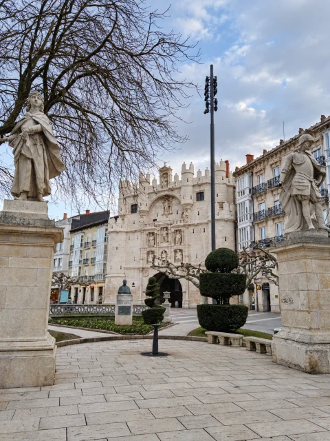 Vista del Arco de Santa María flanqueado por las esculturas pétreas de reyes del Paseo del Espolón
