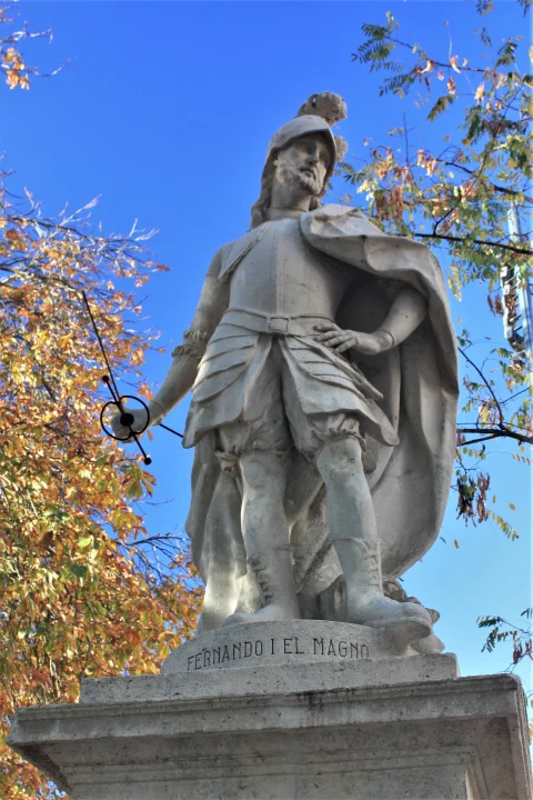 Estatua en piedra caliza del rey Fernando I de León y Castilla sobre pedestal inscrito