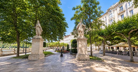 Panorámica de la entrada al paseo con las estatuas de Teodorico I y Fernando I sobre pedestales gemelos