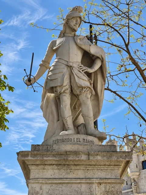 Primer plano en contrapicado de la estatua de Fernando I el Magno con espada y casco con penacho