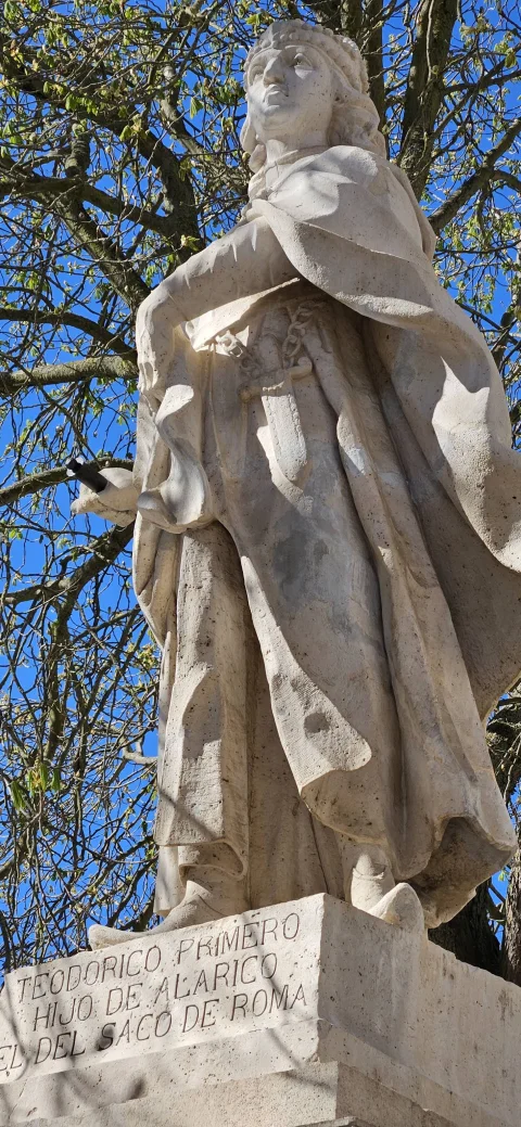 Estatua en piedra caliza del rey visigodo Teodorico I sobre pedestal con inscripción conmemorativa