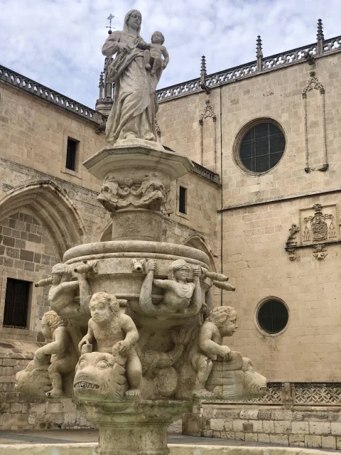 Detalle escultórico de la Fuente de Santa María con querubines, tritones y la Virgen con el Niño