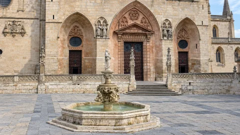 Fuente monumental de piedra frente a los arcos ojivales y puertas de la Catedral de Burgos