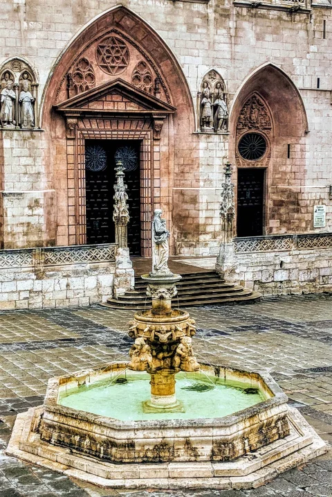Fuente renacentista de Santa María frente a la portada gótica de acceso a la Catedral de Burgos